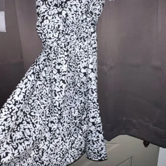 New in package black & white dress size med - Picture 4 of 7